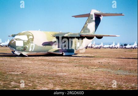 United States Air Force - McDonnell Douglas YC-15 72-1876 (msn CX002), steht auf dem Luftwaffenstützpunkt Davis-Monthan in der Reihe der Prominenten zur Verfügung. Stockfoto