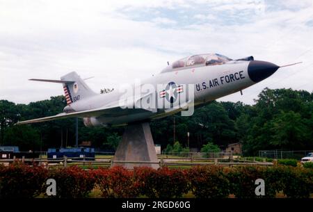 McDonnell F-101B-100-MC Voodoo 57-0417 - '60417' (msn 595), ausgestellt vor dem Callaway Sports Complex, Callaway, Panama City, FL. (Aus unbekanntem Grund ist diese mit Seriennummer 60417 lackiert) Stockfoto