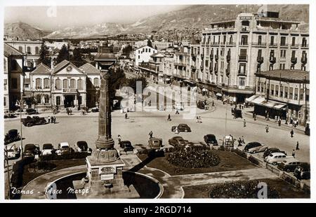 Kolumne am Marjeh-Platz, Damaskus, Syrien. Diese Bronzesäule wurde von Sultan Abdul Hamid II. Errichtet, um der Eröffnung der ersten telegrafischen Verbindung im Nahen Osten zu gedenken - der Linie zwischen Damaskus und Medina und der Eröffnung des Damaskus-Terminals auf der Hejaz-Bahn. Auf dem Denkmal befindet sich eine nachgebildete Statue der Yildiz-Moschee von Istanbul. Stockfoto