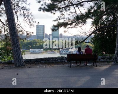 Blick von der Belgrader Festung im Kalemegdan Park über den Fluss Save in der Stadt Belgrad, Serbien. August 8,2023. Stockfoto