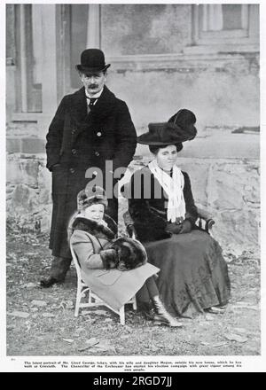 David Lloyd George, 1. Earl Lloyd-George von Dwyfor (1863-1945), Schatzkanzler (seinerzeit), britischer Premierminister von (1916-1922), mit seiner Frau Margaret Lloyd George und ihrer Tochter Megan vor seinem neuen Haus in Criccieth. Stockfoto