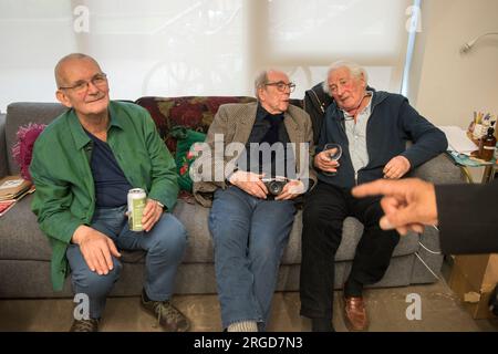 Martin Parr Foundation Ausstellung von Cafe Royal Books. Fotografen (L-R) Martin Parr, David Hurn, John Bulmer. Die Hand gehört dem Fotografen Charlie Phillips OBE. Bristol, England 14. April 2022. HOMER SYKES AUS DEN 2020ER JAHREN Stockfoto