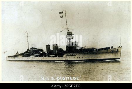 HMS Diomede - Kreuzer der Danae-Klasse der Royal Navy. Sie wurde zu spät für die Teilnahme am Ersten Weltkrieg gebaut und diente zwischen den Kriegen und ab 1936 in Reserve auf der China Station, den pazifischen Gewässern und den Ost-Indies-Gewässern. Im Zweiten Weltkrieg leistete sie vier Jahre schwerfälliger Kriegspflichten, während derer sie den deutschen Blockadeläufer Idarwald gefangen nahm. Zwischen dem 22. Juli 1942 und dem 24. September 1943 wurde sie in Rosyth Dockyard zu einem Ausbildungsschiff umgebaut. 1946 verschrottet. Stockfoto