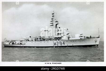 H.M.S. Pincher (J294 bis später M294) - Bergwerker der Algerienklasse mit Turbinenantrieb - 1943 in Betrieb genommen, gebaut von Harland und Wolff, Belfast. Stockfoto