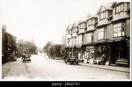 High Street, Harborne, Südwest-Birmingham - Blick auf die Green man Parade der Geschäfte (rechts) in Richtung Junction Stockfoto