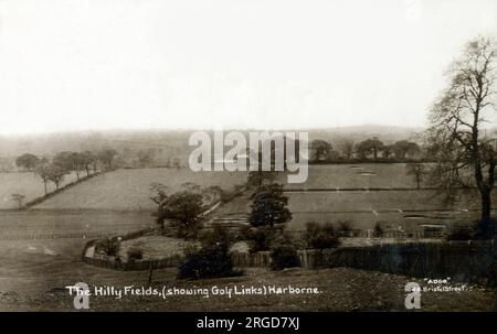 Hügelfelder und Golfplatz, Harborne (mit Blick auf Weymoor), Südwesten von Birmingham. Der Harborne Golf Club wurde am 14. Oktober 1893 gegründet. Der erste Wettbewerb wurde am 26. Dezember desselben Jahres auf einem Gelände namens Home Farm über neun Löcher ausgetragen. Im Jahr 1895 zog der Club aufgrund einer Uneinigkeit darüber, was mit dem Grasschnitt zu tun ist, auf die andere Straßenseite zur Church Farm. Um 1902 gab es einen 18-Loch-Golfplatz mit 10 Löchern auf der Home Farm und 8 auf der Church Farm. Stockfoto