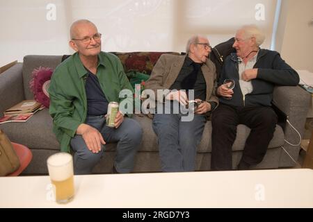 Martin Parr Foundation Ausstellung von Cafe Royal Books. Fotografen (L-R) Martin Parr, David Hurn, John Bulmer. Bristol, England 14. April 2022. HOMER SYKES AUS DEN 2020ER JAHREN Stockfoto