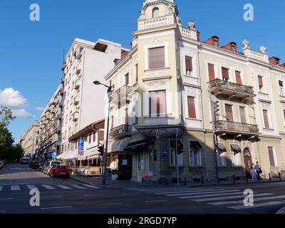 Straßenecke mit zwei Fußgängerübergängen und einem eleganten Gebäude in Belgrad, Serbien. August 8,2023. Stockfoto
