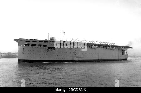 Royal Navy - HMS Argus 149, ein Flugzeugträger, gesehen im März 1939. Argus serviert von 1918 bis 1944 Uhr. Nach der Inbetriebnahme war das Schiff mehrere Jahre lang an der Entwicklung der optimalen Konstruktion für andere Flugzeugträger beteiligt. Argus bewertete auch verschiedene Arten von Fanggeräten, allgemeine Verfahren, die für den Betrieb einer Reihe von Flugzeugen in Konzerten erforderlich sind, und Flottentaktiken. Sie verbrachte Ende der 1920er Jahre einen kurzen Einsatz auf der Chinastation, bevor sie aus Budgetgründen in die Reserve gestellt wurde. Argus wurde kurz vor dem Zweiten Weltkrieg wieder in Betrieb genommen und teilweise modernisiert und diente als Stockfoto