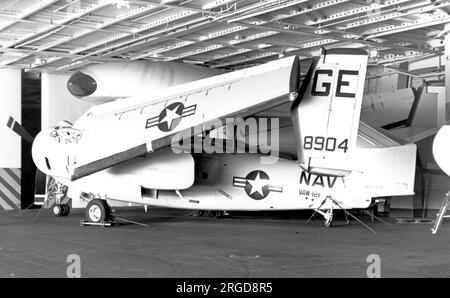 United States Navy - Grumman WF-2 Tracer 148904 (msn 69, Modell G-117), im Hangar an Bord der USS Essex (CVS-9) verstaut Stockfoto