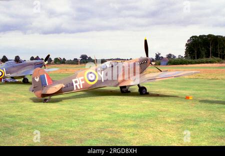 Supermarine Spitfire „AR474“ / „RF-Y“ in fiktiven Markierungen für eine Filmproduktion. Stockfoto