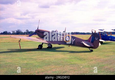 Supermarine Spitfire „AR474“ / „RF-Y“ in fiktiven Markierungen für eine Filmproduktion. Stockfoto