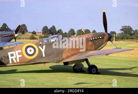 Supermarine Spitfire „AR474“ / „RF-Y“ in fiktiven Markierungen für eine Filmproduktion. Stockfoto