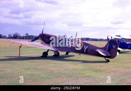 Supermarine Spitfire „AR474“ / „RF-Y“ in fiktiven Markierungen für eine Filmproduktion. Stockfoto