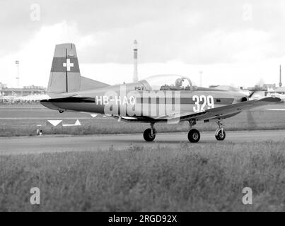 Pilatus PC-7 Turbo-Trainer HB-HAO (msn 101), auf der Paris Air Show im Juni 1979, mit der Serie „329“. Stockfoto