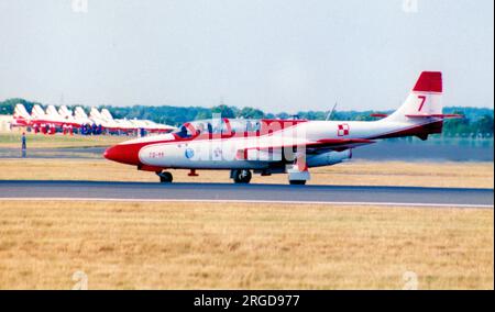 Polnische Luftwaffe - PZL-Mielec TS-11 0210 / 7 (msn 1H02-10) der Aerobatikmannschaft White Iskras Formation auf der Royal International Air Tattoo - RAF Fairford, 24. Juli 1995. Stockfoto