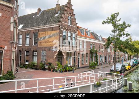 Haus (ehemaliger Kartoffelhandel) mit einer Kopie des Wandgemäldes der Kartoffelesser von Vincent van Gogh, Delft, Niederlande Stockfoto