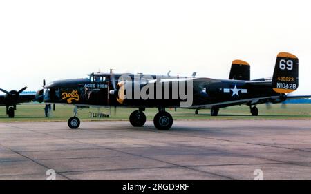 Nordamerikanische TB-25N Mitchell N1042B (msn 108-34098, ex 44-30823A), Ca 1965. Gebaut als nordamerikanischer B-25J-25/27-NC 44-30823 für die United States Army Air Force und umgewandelt in TB-25N. Entsorgt als N1042B und für die Verwendung als Kameraschiff umgebaut von Tallmantz Aviation in den USA und später von Aces High Ltd in England. Verwendet für „Battle of Britain“ im Jahr 1968 sowie „Catch 22“, neben vielen anderen Filmen. 1997 war es wieder in den USA (noch N1042B) bei World Jet Inc. In Fort Lauderdale, Florida. Stockfoto