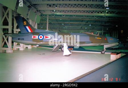 Royal Air Force Supermarine Swift FR.5 7712M / WK281, im RAF Museum Hendon am 30. Dezember 1991. Erbaut von Vickers Armstrong und geliefert am 5. November 1956, schloss sich WK281 im April 1959 der Nummer 79 der Staffel an der RAF Gutersloh in Westdeutschland an und war bis Januar 1961 in der taktischen Aufklärungsrolle des Kämpfers tätig, als die Staffel zum Jäger FR10 wechselte. Sie wurde in Church Fenton geborgen und kurz darauf in ein ATC-Geschwader in Uxbridge überführt, um als 7712M am Boden unterrichtet zu werden. Ab 1967 wurde WK281 an verschiedenen RAF-Stationen ausgestellt, bevor es bewegt wurde Stockfoto