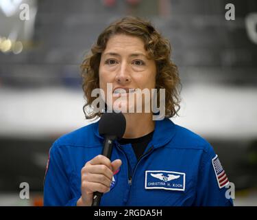 Die NASA-Besatzungsmitglied bei Artemis II, Mission Specialist Christina Koch, beantwortet Fragen aus den Medien, während sie das Orion-Raumschiff besucht, das für ihre Mission Ende 2024 vorbereitet wird. Foto: Joe Marino/UPI Credit: UPI/Alamy Live News Stockfoto