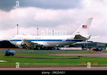 United States Air Force - Boeing E-4B 73-1676 (MSN 20682 / 202), im Anflug. Die E-4B ist die Luftwaffe für den Einsatz des Präsidenten der Vereinigten Staaten in Notfällen. Diese Flugzeuge folgen immer dem POTUS, wenn er Washington D.C. verlässt, ausgestattet mit nuklearem elektromagnetischem Pulsschutz, nuklearer und thermischer Abschirmung, fortschrittlicher Elektronik und einer Vielzahl von Kommunikationsgeräten. Betrieben von der 1. Bordseitigen Kommando- und Kontrollstaffel (ACCS) Stockfoto