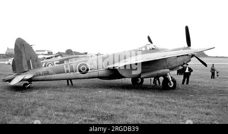 De Havilland DH.98 Mosquito TT.35 G-ASKA / RS709 / HT-D, von der Skyfame Collection in Staverton am 11. Juni 1966, mit den für die Filme „633 Squadron“ beantragten Kennzeichnungen. Stockfoto