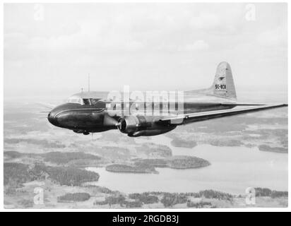 SAAB 90 Scandia SE-BCA (msn 90001), der erste Prototyp, über Ostergotland, der Heimatprovinz von SAAB. (SAAB - Svenska Aeroplan Aktiebolaget) Stockfoto