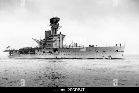 Royal Navy - HMS Hermes 95, ein britischer Flugzeugträger, das weltweit erste Schiff, das als Flugzeugträger entworfen wurde, im Oktober 1930. Stockfoto