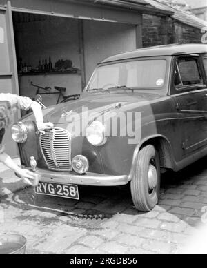 Austin A35 Countryman RYG 258, Aufmerksamkeit von einem stolzen Besitzer. Stockfoto