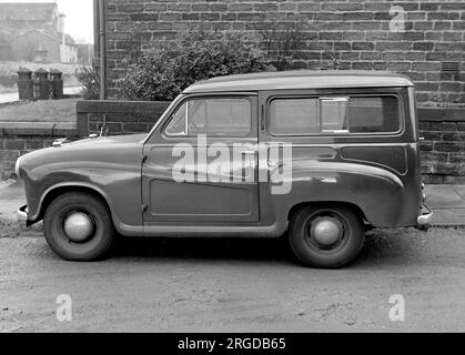 Austin A35 Countryman RYG 258, Aufmerksamkeit von einem stolzen Besitzer. Stockfoto