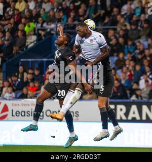 Emile Acquah 20 von Barrow AFC in Aerial Challenge mit Ricardo Santos #5 von Bolton Wanderers während der Carabao Cup First Round North zwischen Bolton Wanderers und Barrow im Toughsheet Community Stadium, Bolton, am Dienstag, den 8. August 2023. (Foto: Mike Morese | MI News) Guthaben: MI News & Sport /Alamy Live News Stockfoto