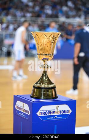 Athen, Lombardei, Griechenland. 8. Aug. 2023. Die Naismith-Trophäe beim Aegean Acropolis Tournament zwischen Griechenland und Serbien im Oaka-Stadion am 8. August 2023 in Athen, Griechenland. (Kreditbild: © Stefanos Kyriazis/ZUMA Press Wire) NUR REDAKTIONELLE VERWENDUNG! Nicht für den kommerziellen GEBRAUCH! Stockfoto