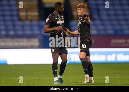 GED Garner #10 von Barrow AFC erteilt Emile Acquah 20 von Barrow AFC Anweisungen während der Carabao Cup First Round North zwischen Bolton Wanderers und Barrow im Toughsheet Community Stadium, Bolton, am Dienstag, den 8. August 2023. (Foto: Mike Morese | MI News) Guthaben: MI News & Sport /Alamy Live News Stockfoto