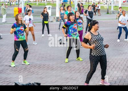 Dumaguete, Negros Island, Philippinen-Februar 01 2023: Regelmäßige lustige Sessions finden draußen statt, an den frühen Abenden, hauptsächlich von bestimmten Frauen besucht Stockfoto