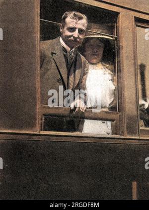 LOUIS BLERIOT, französischer PILOTEN und seine Frau, kehren nach seinem Kanalflug 1909 mit dem Zug nach Paris zurück. Stockfoto