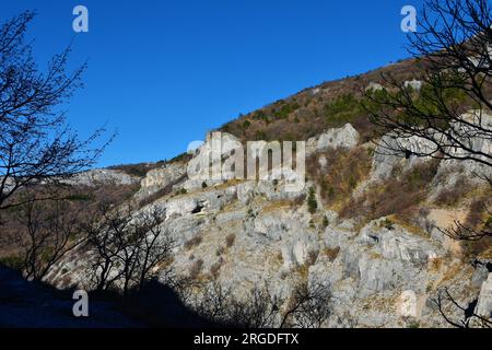 Blick auf felsige Hänge über Val Rosandra oder Glinscica-Tal bei Triest in Italien Stockfoto