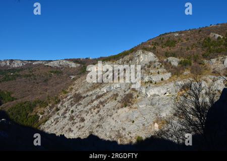 Blick auf felsige Hänge über Val Rosandra oder Glinscica-Tal bei Triest in Italien Stockfoto