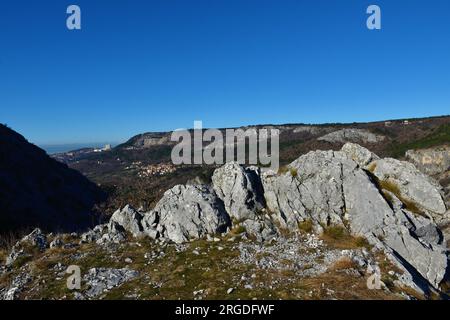 Blick auf die Hänge des Val Rosandra oder des Glinscica-Tals bei Triest in Italien und einer kleinen Stadt Sant'Antonio in Bosco Stockfoto