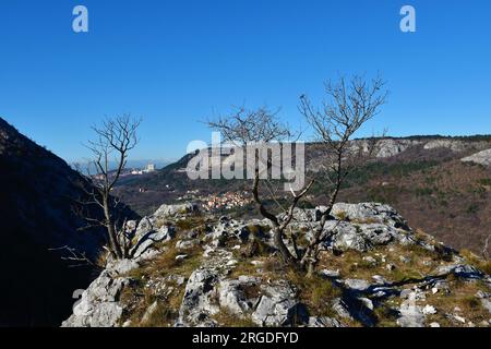 Blick auf die Hänge des Val Rosandra oder des Glinscica-Tals bei Triest in Italien und einer kleinen Stadt Sant'Antonio in Bosco Stockfoto