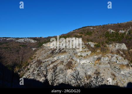 Felsige Hänge von Val Rosandra oder Glinscica-Tal bei Triest in Italien Stockfoto