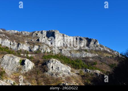 Blick auf felsige Hänge über Val Rosandra oder Glinscica-Tal bei Triest in Italien Stockfoto