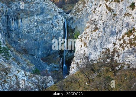 In eine Felswand gehauchter Wasserfall, der in einen Pool in Val Rosandra oder Glinscica bei Triest in Italien fällt Stockfoto