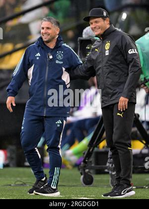 DORTMUND - (lr) Ajax Assistant Coach sagte Bakkati, Borussia Dortmund Coach Edin Terzic während des Freundschaftsspiels zwischen Borussia Dortmund und Ajax Amsterdam am Signal Iduna Park am 6. August 2023 in Dortmund, Deutschland. AP | niederländische Höhe | GERRIT VON KÖLN Stockfoto