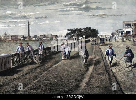 Der Majdan, oder Esplanade oder Kurs, mit Blick auf das Regierungsgebäude und das Ochterlony Monument. Stockfoto