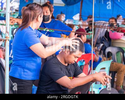 Dumaguete, Negros Island, Philippinen-Januar 29 2023: Eine beliebte Möglichkeit, um sich zu entspannen und Stress für viele der Dumaguete-Bevölkerung zu nehmen, ist eine Stunde oder Stockfoto