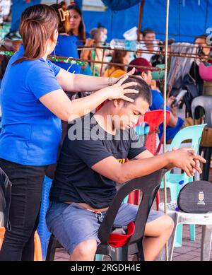 Dumaguete, Negros Island, Philippinen-Januar 29 2023: Eine beliebte Möglichkeit, um sich zu entspannen und Stress für viele der Dumaguete-Bevölkerung zu nehmen, ist eine Stunde oder Stockfoto