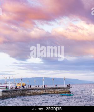 Dumaguete, Negros Island, Philippinen-01 2023. Februar: Philippinen und ihre Familien entspannen sich, treffen sich und genießen die relative Kühle der Dämmerung. Stockfoto