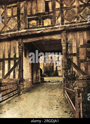 Durch einen Torbogen am Stokesay Castle, einem befestigten Herrenhaus in Shropshire. 13. Jahrhundert. Stockfoto