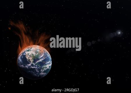 Der Planet Erde brennt in Flammen im dunklen Raum und die Sonne im Hintergrund. 3D Darstellung der politischen Konzeptidee der globalen Erwärmung im Jahr 8K Stockfoto