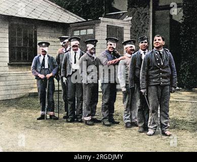 Eine fröhliche Gruppe von blinden Soldaten, die in St. Dunstans Herberge, Regent's Park, London. St. Dunstan's, in der Nähe von Hannover Gate im Park, gegründet von Mr. C. Arthur Pearson, wurde gegründet, um blinde Soldaten zu rehabilitieren, ihnen zu helfen, die Fähigkeiten für das tägliche Leben zu erwerben und ihnen zu helfen, ein Gewerbe zu erlernen, um schließlich eine Beschäftigung zu finden. Stockfoto